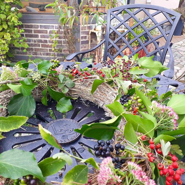 Lazy Susan Salon de Jardin: 88 cm Table Mia Ronde en Bronze Ancien avec 2 Chaises Emma en Aluminium résistant aux intempéries | Facile à Assembler