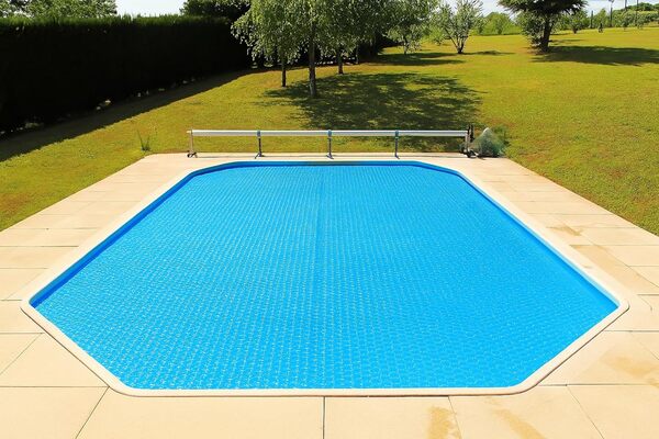 Bâche à Bulles Piscine OXO Light Blue 400 microns - Non Bordée - Confection France - Kit Oeillets + bâchette Protection